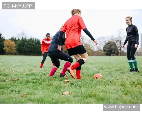 男足球星与女足美女邂逅引热议 两位运动员背后不为人知的故事