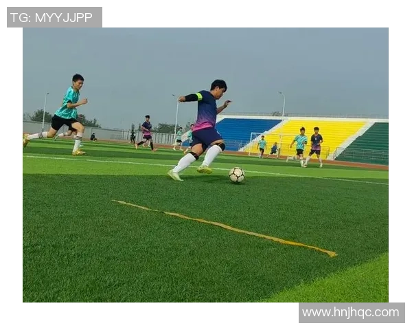 足球03号球星闪耀绿茵场展现非凡实力引领球队奋勇向前 足球03号球星闪耀绿茵场展现非凡实力引领球队奋勇向前