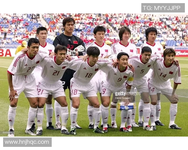 足球巨星相遇：从球场到更广阔的舞台，跨界合作的精彩瞬间