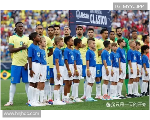 足球球星聚餐时的自然瞬间 专注捕捉他们最真实的用餐表情与动作